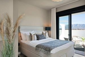 Luxe Golf View Penthouse Sauna, Gym & 2 Terraces