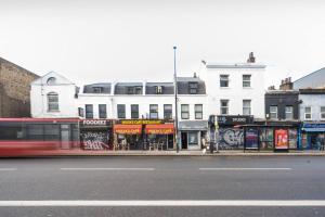 Zone 2 Double Room, two minutes to train station