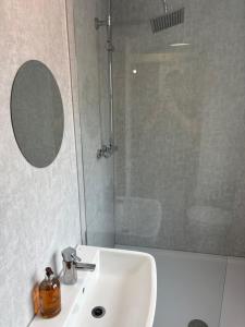 Bensham Ave - Spacious 4 bdrm Close to Newcastle