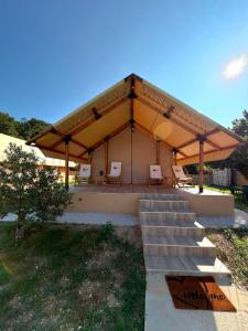 Glamping Lake Escape