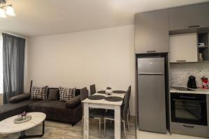 Stylish 2 BDR Apartment at an Excellent Location
