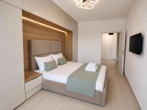 TUDORS Lake View Apartment
