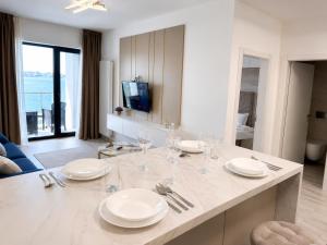 TUDORS Lake View Apartment