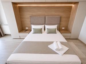 TUDORS Lake View Apartment