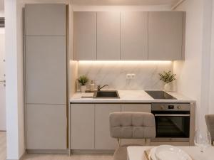 TUDORS Lake View Apartment