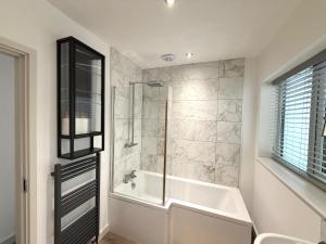3-Bed Bungalow Sleeps 8 with Garden & Parking