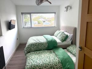 3-Bed Bungalow Sleeps 8 with Garden & Parking