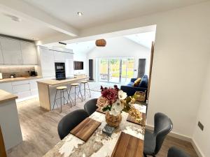 3-Bed Bungalow Sleeps 8 with Garden & Parking