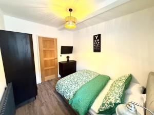 3-Bed Bungalow Sleeps 8 with Garden & Parking