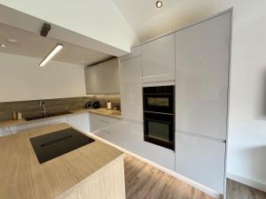 3-Bed Bungalow Sleeps 8 with Garden & Parking