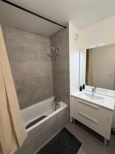 Modern 2BR Train, Versailles, Paris
