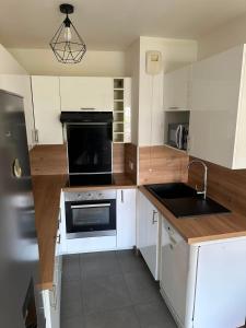 Modern 2BR Train, Versailles, Paris