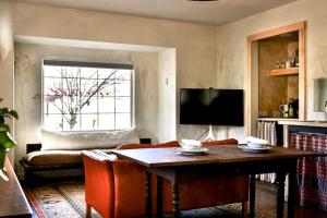 13 Acre Garden Property Designer King Studio