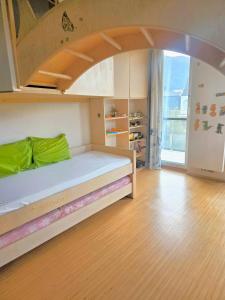 Ma-Bebe Summer PlayHouse - Jacuzzi, Sauna, Playground, Lake and Woods --- 1 or 2 Families Welcomed --- NB-Events and outside guests are not allowed