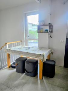 Ma-Bebe Summer PlayHouse - Jacuzzi, Sauna, Playground, Lake and Woods --- 1 or 2 Families Welcomed --- NB-Events and outside guests are not allowed