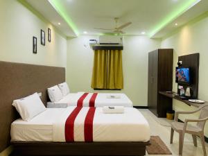 Premium Hotel DS TIRUPATI - near the central bus station and Railway Station - Air-conditioned units equipped with flat-screen TVs, kettles, and free toiletries - BEST FAMILY HOTEL IN TIRUPATI