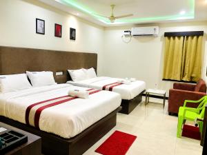 Premium Hotel DS TIRUPATI - near the central bus station and Railway Station - Air-conditioned units equipped with flat-screen TVs, kettles, and free toiletries - BEST FAMILY HOTEL IN TIRUPATI