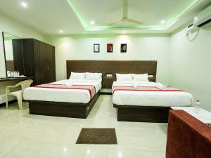 Premium Hotel DS TIRUPATI - near the central bus station and Railway Station - Air-conditioned units equipped with flat-screen TVs, kettles, and free toiletries - BEST FAMILY HOTEL IN TIRUPATI