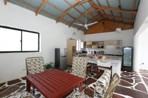 Diani Luxe Villa Elegant suite with private kitchen, 600m from the beach