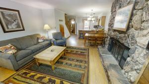 Claim Jumper Townhouse 01