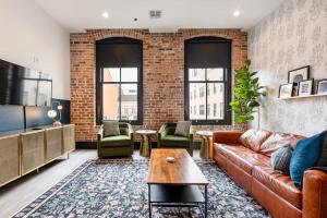 Spacious Suite Downtown 2BD 2BA Gym Hotel Pool