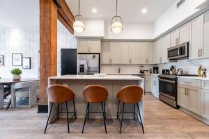 Spacious Suite Downtown 2BD 2BA Gym Hotel Pool
