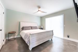 Coastal Escape for 2 - Pool, Fire Pit & Beach Access