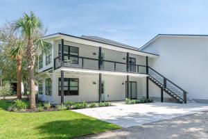 Coastal Escape for 2 - Pool, Fire Pit & Beach Access
