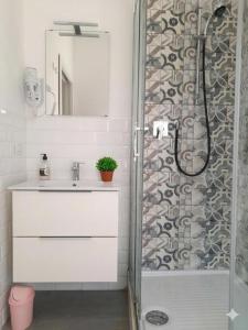 -L Oasi Del Turista, Room2- CENTRAL STATION