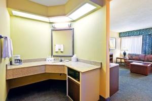 Double Room with Bath Tub - Disability Access/Non-Smoking  room in Holiday Inn Express Hotel Fort Campbell-Oak Grove an IHG Hotel