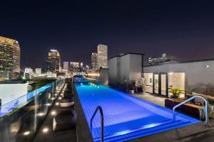 Downtown NOLA Luxury Suite Hotel Rooftop Pool Sleeps 6