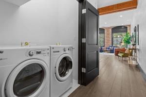 Downtown NOLA Luxury Suite Hotel Rooftop Pool Sleeps 6
