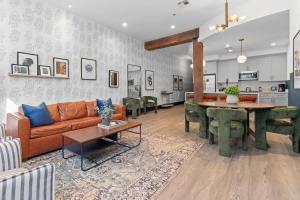 Downtown NOLA Luxury Suite Hotel Rooftop Pool Sleeps 6