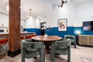 Downtown NOLA Luxury Suite Hotel Rooftop Pool Sleeps 6