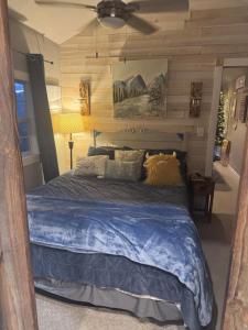 Sleepy Valley Cabin with Hot Tub & Scenic Views