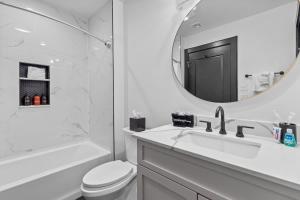 King Bed Prime Location Downtown Hotel Suite