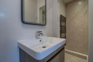 Raeburn House- 3 Bedrooms, 2 Bathrooms in Hamilton