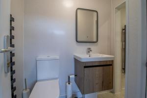 Raeburn House- 3 Bedrooms, 2 Bathrooms in Hamilton