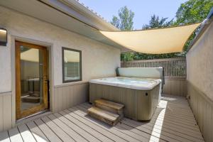 Townhome ~ 4 Mi to Beaver Creek & 8 Mi to Vail!