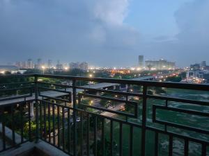 The Sunlit - Fully Furnished Apartment at Omaxe ITC, Alpha II, Near India Expo Mart & Pari Chowk