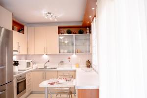 Rooftop Penthouse with City & Mountain Views, Private Parking - Next to the Metro