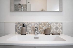 Elegant 2-Bedroom Near Metro, Walk to Colosseum