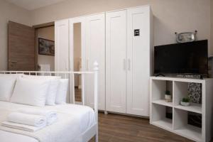 Elegant 2-Bedroom Near Metro, Walk to Colosseum