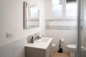 Elegant 2-Bedroom Near Metro, Walk to Colosseum