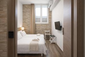 Elegant 2-Bedroom Near Metro, Walk to Colosseum