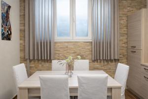 Elegant 2-Bedroom Near Metro, Walk to Colosseum