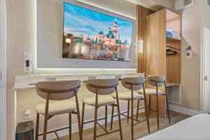 1BR studio with 2 queens near Disney