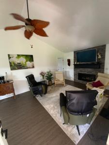 LUXURY ROSE COTTAGE ,ABOITEAU BEACH,CAP PELE