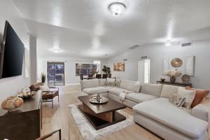 Private Spa Estate: Hot Tub Sauna Cold Plunge Game Room 3BR Sleeps 8