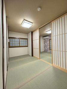 Mizuishi 5-minute walk from Tsuruhashi Station Detached house Japanese-style room with tatami mats,Maximum 5 people ,Namba 6 minutes, Tennoji 6 minutes ,Kansai Airport,Nara , JR,Kintetsu, Sennichimae